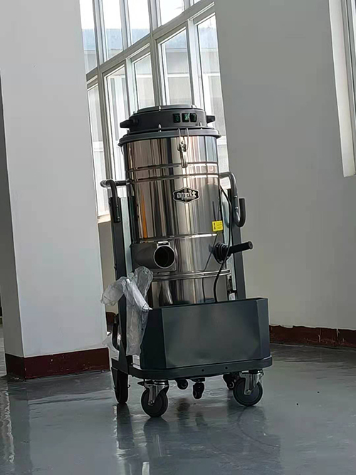 上海某科技設備公司采用御衛仕工業吸塵器YC-3670清理倉庫